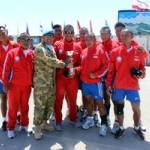 Tim TNI memegang tropi juara 2, turnamen volley dalam UNIFIL 2014. foto:istimewa
