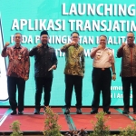 Bupati Gresik, Fandi Akhmad Yani bersama Sekdaprov Jawa Timur, Adhy Karyono me-launching Aplikasi Trans Jatim  Ajaib. foto: SYUHUD/ BANGSAONLINE