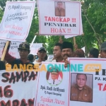 Poster aspirasi dari masyarakat aliansi jaringan komando merah putih saat demo di Kantor Pemkab Sampang. Foto: MUTAMMIM/BANGSAONLINE