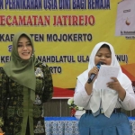 Bupati Mojokerto, Ikfina Fahmawati, saat bersama seorang siswi SMP dalam giat pencegahan pernikahan dini.