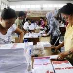 BEKERJA: Sejumlah pekerja mulai menyortir dan melipat kertas surat suara Pilwali Surabaya, di Kantor KPU Kota Surabaya, Kamis (12/11). foto: maulana/BANGSAONLINE