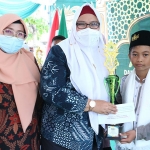 Wakil Bupati Gresik, Aminatun Habibah, saat memberi penghargaan pada siswa yang berprestasi. Foto: SYUHUD/ BANGSAONLINE