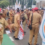 Ratusan ribu kepala desa (Kades) dari seluruh Indonesia menggeruduk kantor DPR RI untuk menggelar aksi damai menuntut masa perpanjangan jabatan jadi 9 tahun.