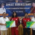 Ketua KONI Kabupaten Kediri, Dedi Kurniawan (kiri), bersama perwakilan atlet dan pelatih. Foto: Ist