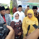 Wakil Ketua LDII Gresik Hariyono mendampingi Gubernur Jatim Khofifah Indar Parawansa saat peletakan batu pertama. 