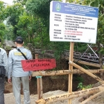 Tim Kejaksaan Negeri Ponorogo melakukan pengecekan fisik jembatan di Desa Grogol, Kecamatan Sawoo.
