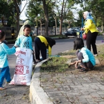 Anak-anak juga dilibatkan dalam kegiatan bersih-bersih sampah di area Gor Jayabaya Kota Kediri. Foto: Ist.