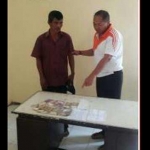 Tersangka Sukarjo bersama barang bukti saat  diamankan petugas. foto: SUWANDI/ BANGSAONLINE
