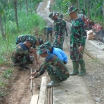 Satgas TMMD Magetan saat membangun jalur alternatif penghubung antara Desa Poncol, dengan Kabupaten Wonogiri, Jawa Tengah.