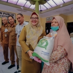 Wabup Gresik, Aminatun Habibah (dua dari kanan) menyalurkan bantuan pangan dari badan pangan nasional RI di Kelurahan Kroman (dok: Ist)