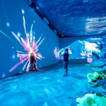 Area Whale di Millenial Glow Garden memiliki fitur interaktif. Dengan cara menyentuh dinding, pengunjung bisa menikmati kilatan cahaya yang menakjubkan.