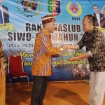 Rekomendasi hasil Rakernaslub Siwo PWI, diberikan Ketua Umum PWI Pusat kepada Ketua Siwo Jatim, Erwin Muhammad.