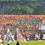 Ribuan supporter Persibo Bojonegoro memenuhi stadion Letjen H Soedirman Bojonegoro (foto: Hadi)
