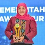 Gubernur Jawa Timur Khofifah Indar Parawansa menerima penghargaan pada Malam Anugerah DEN 2023 di Hotel Bidakara, Jakarta Selatan, Jumat (20/10) malam.