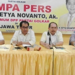 Pengurus Harian DPD Partai Golkar Jawa Timur memberi keterangan pers terkait penjaringan bacagub dan bacawagub Jatim. foto: DIDI ROSADI/ BANGSAONLINE