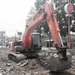 Pembenahan instrastruktur jalan di Kota Mojokerto, beberapa titik kini diganti cor agar awet.  Tampak excavator sedang mengupas jalan.  Foto: YUDI EKO P/BANGSAONLINE