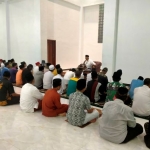 Para relawan saat mendapatkan taushiah dari Prof. Dr. KH. Asep Saifuddin Chalim, M.A.  di Masjid Kampus KH Abdul Chalim Pacet Mojokerto tadi malam (Jumat/13/8/2021). foto: BANGSAONLINE.com