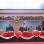 Bupati Mojokerto, Ikfina Fahmawati, dan para pimpinan DPRD ketika mendengarkan penyampaian Raperda APBD 2023.
