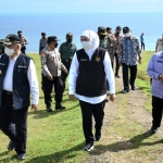 Gubernur Khofifah saat pamerkan keindahan Pantai Modangan Malang Selatan.