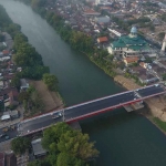 Bentuk Jembatan Alun-Alun Bandar, Kota Kediri, dilihat dari udara. Foto: Ist