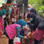 Ketua TP PKK Kota Surabaya, Rini Indriyani Eri Cahyadi, saat menyalurkan bantuan sosial kepada ibu hamil.