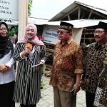 Ketua Baznas Pusat Bambang Sudibyo saat melihat ternak binaan Baznas Gresik di Desa Kertosono Kecamatan Sidayu.