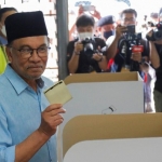 Anwar Ibrahim ketika berada di Permatang Pauh, Penang, Malaysia, Sabtu (19/11/2022). Foto: REUTERS/Hasnoor Hussain/CNBIndonesia