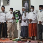 A Muhaimin Iskandar menyerahkan kunci mobil simbolik kepada para pengurus NU Sampang, Madura. foto: istimewa