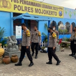 Wakapolres Mojokerto Kompol Wisnu secara langsung meninjau kesiapan 8 pos pengamanan yang disiapkan Polres Mojokerto.