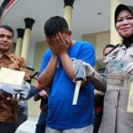 Tersangka cabul Widarta Prawira saat diamankan di Mapolrestabes Surabaya.
