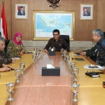 Gubernur Jawa Timur Khofifah saat pertemuan dengan Menteri Parekraf, Wishnutama, Jumat (17/1).