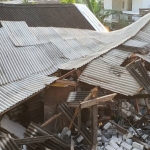 Kondisi rumah Syamsuri yang hancur usai tertimpa truk muatan pasir. (foto: SYUHUD/BANGSAONLINE)