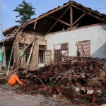 Salah satu rumah terdampak puting beliung di Bandar Kedungmulyo.