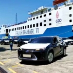 Mobil listrik yang turun dari pelabuhan untuk KTT G20 di Bali.