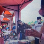 Bupati Sumenep, Achmad Fauzi, saat belanja takjil di Perumahan Batu Kencana.