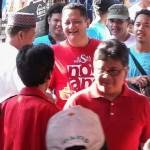 Sekjen DPP PDI Perjuangan, Hasto Kristiyanto saat mendampingi Whisnu di acara jalan sehat di kampung Sidosermo Gg IV. foto: maulana/BANGSAONLINE