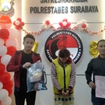 IS saat ditangkap Satnarkoba Polrestabes Surabaya, karena kepemilikan narkoba.