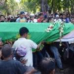Warga menggotong keranda jenazah Freddy Budiman menuju liang lahat di TPU Mbah Ratu, Jalan Demak, Kecamatan Krembangan, Surabaya, Jawa Timur, Jumat (29/7).  foto: merdeka.com