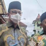 Anies Baswedan saat diterima KH Marzuki Mustamar di Pondok Pesantren Sabilurrosyad Malang, Jawa Timur, Jumat (11/11/2021). Foto: merdeka.com  
