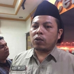  Choirul Anam, Ketua KPU Jatim memberi keterangan terkait  tuntutan warga Jambean, Kras, Kabupaten Kediri. foto: DIDI ROSADI/ BANGSAONLINE