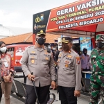 Kapolresta Sidoarjo, Kombes Pol Kusumo Wahyu Bintoro, saat meninjau pelaksanaan vaksinasi Covid-19 di Terminal Bungurasih.
