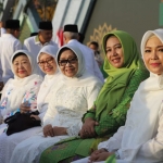 Wali Kota Mojokerto Ika Puspitasari (baju hijau) bersama kepala daerah lainnya saat hadir pada acara 1 Abad NU di GOR Delta, kemarin.