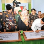Menteri Agama Lukman Saifudin menandatangani prasasti peresmian gedung perkuliahan IAIN Ponorogo yang baru.