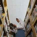 Salah satu pelajar sedang mencari buku di rak perpustakaan umum Mastrip, Jombang. foto: rony suhartomo/ BANGSAONLINE