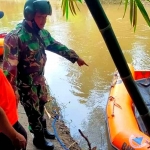 Petugas saat menunjukkan hasil penemuannya di Sungai Kali Songo Tulungagung, Kamis (3/11/2022).