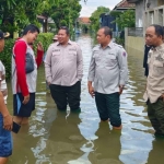 Kalaksa BPBD Jatim, Gatot Soebroto, saat meninjau warga terdampak banjir di Dusun Balongrejo, Desa Kedungringin, Kecamatan Beji, Kabupaten Pasuruan.