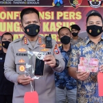 Kapolresta Sidoarjo, Kombes Pol Kusumo Wahyu Bintoro, saat menunjukkan barang bukti kasus prostitusi anak di bawah umur yang dijual ibu kandungnya.