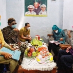 Ketua TP PKK Kota Kediri Ferry Silviana Abdullah Abu Bakar (dua dari kanan) dan tim saat mengunjungi ibu hamil risiko tinggi. foto: ist.