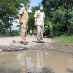 Wakil Bupati Ngawi Dwi Riyanto Jatmiko bersama Kepala DPUPR Suroso melihat secara langsung keadaan jalan rusak yang berada di perbatasan Ngawi-Madiun.