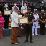 Wali Kota Surabaya, Eri Cahyadi, saat memberikan penghargaan kepada Kejari Tanjung Perak.